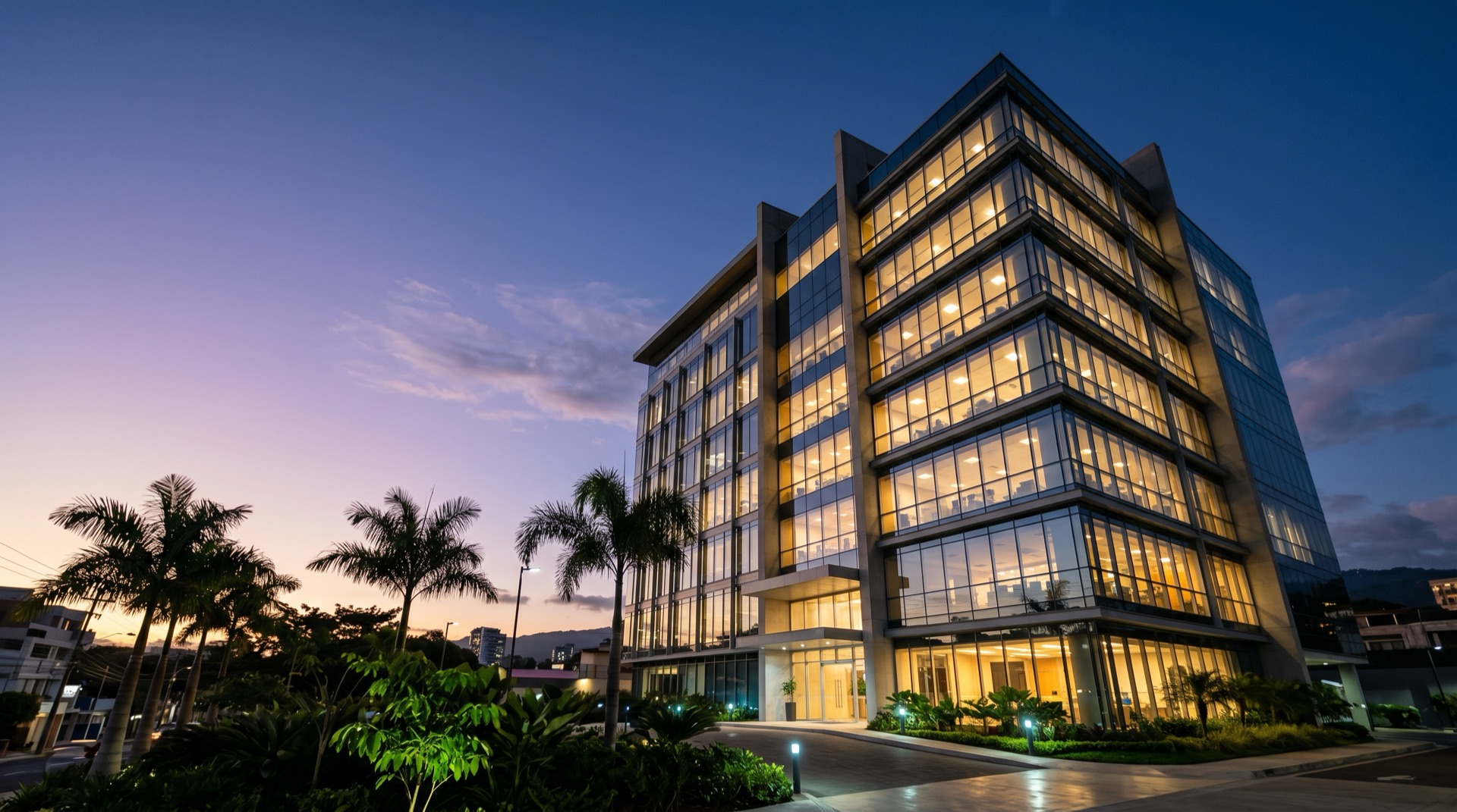 Edificio corporativo en Costa Rica al atardecer — SOLUTEC